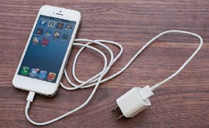 Trộm táo tợn vào tận giường, rạch mùng lấy iPhone