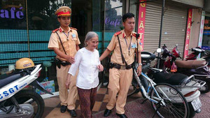 CSGT giúp đỡ bà cụ lạc đường tìm về gia đình