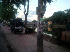 Đi bộ trên vỉa hè lúc trời mưa, cô gái bị điện giật chết