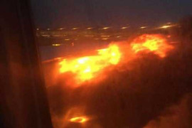 Máy bay Singapore cháy ngùn ngụt khi đang hạ cánh khẩn cấp