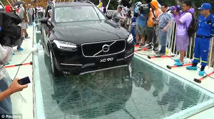 Thử nghiệm điên rồ: Dùng búa đập nứt cầu kính dài nhất thế giới rồi cho ôtô đi qua