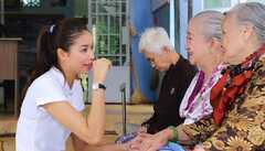 Hoa hậu Phạm Hương rơi lệ khi được tiền bối dạy dỗ