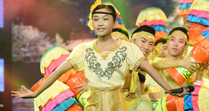 Chị gái cậu bé hát đám cưới Hồ Văn Cường bị chê hát dân ca thiếu cảm xúc