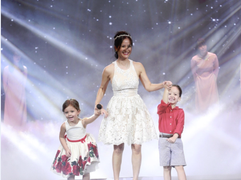 Hồng Nhung đưa 2 con lên sân khấu