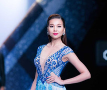 Siêu mẫu Thanh Hằng váy trong suốt hờ hững vòng một