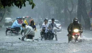 Hà Nội mưa dông, gió giật mạnh