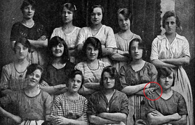 'Bàn tay ma' xuất hiện trong bức ảnh chụp cách đây hơn 100 năm