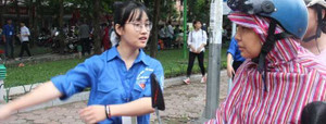 Nữ sinh xinh xắn 'đội mưa' đăng ký dự thi THPT quốc gia 2016
