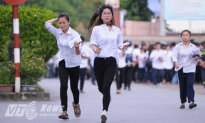 Ảnh: Thí sinh THPT quốc gia 2016 hối hả ùa vào phòng thi