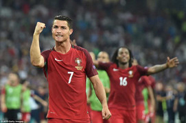 Ronaldo sút hụt bóng, lỡ cơ hội ghi bàn khó tin