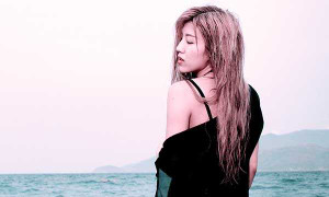 Trang Pháp khoe mặt mộc đẹp không tì vết trước biển