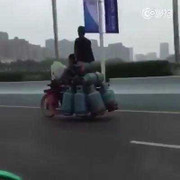 Muôn kiểu lái xe không giống ai trên thế giới