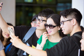 Hà Phương - người Việt giàu nhất thế giới đáp chuyên cơ riêng về Việt Nam