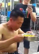 Thử thách kinh dị húp 20 quả trứng sống để nhận miễn phí 1 suất ăn