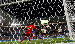 Ozil sút tung lưới Italia