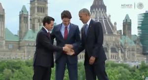 Tổng thống Obama 'vụng về' bắt tay nguyên thủ các nước