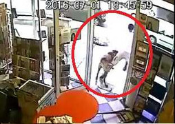 Cầm súng đi cướp bị chủ cửa hàng xua chó ra đuổi chạy trối chết