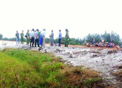 Bé gái 14 tuổi bị ba thanh niên hãm hiếp trên bờ đê