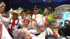 Á hậu Colombia giật vương miện của Hoa hậu, 'đội thử' lên đầu
