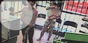 Bé 4 tuổi bị gã đàn ông lạ mặt kéo tay lôi đi ngay sau lưng mẹ