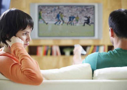 Chồng quá mê EURO, vợ đăng quảng cáo tìm bạn tình