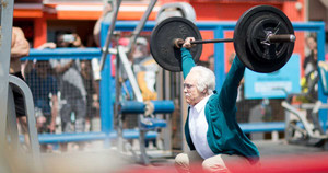 'Cụ ông 84 tuổi' nâng tạ gần 250kg khiến trai trẻ kinh ngạc