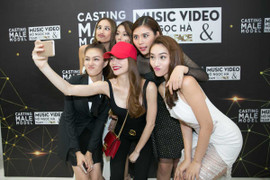 Hồ Ngọc Hà và học trò háo hức chọn trai đẹp