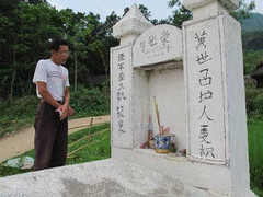 Lạ lùng dòng họ hễ ăn thịt chó là rụng răng, nôn mửa, hóa điên