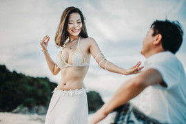 Ảnh cưới lãng mạn của cặp đôi múa bụng, đánh trống trên bãi biển