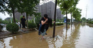 Cô gái cõng bạn trai qua đường lụt gây 'bão' mạng xã hội