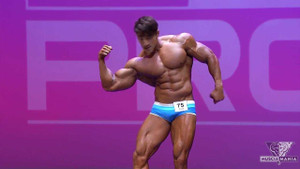 VĐV thể hình điển trai 'đốn tim' chị em với màn trình diễn dễ thương