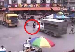 Mải dùng điện thoại khi sang đường, bị xe tải cuốn vào gầm