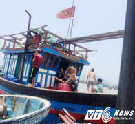 Tàu cá Quảng Bình bị tàu Philippines đâm chìm: Mẹ khóc ngất chờ tin con