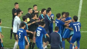 Ramires nổi điên, tính lao vào đấm trọng tài Trung Quốc