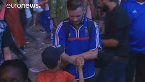 Khoảnh khắc tuyệt vời: Fan nhí Bồ Đào Nha an ủi CĐV Pháp sau chung kết Euro