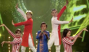 Clip: Hồ Văn Cường khiến Tóc Tiên xao xuyến với 'Nắng có còn xuân'