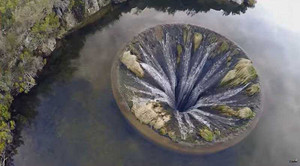 Hố nước sâu hun hút như cổng địa ngục giữa lòng hồ ở Bồ Đào Nha