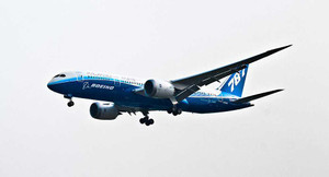 Phi công Nhật lái máy bay dân dụng 'lạng lách' như tiêm kích