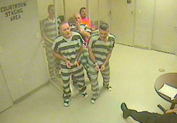 Quản ngục bất tỉnh, tù nhân phá cửa buồng giam và cái kết bất ngờ