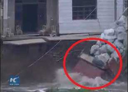 Rùng mình cảnh xe tải 'cảm tử' lao xuống dòng nước dữ để vá đê