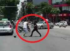 Va chạm giao thông, tài xế taxi lấy hung khí đòi 'xử' người đi xe máy
