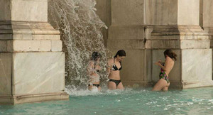 Ba nữ du khách gây phẫn nộ khi mặc bikini tắm ở đài phun nước 400 năm tuổi