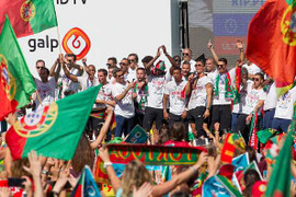 Xem Ronaldo trổ tài hát hò trong lễ ăn mừng vô địch Euro 2016