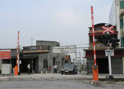 Tạo quy chuẩn thanh chắn đường ngang cho đường sắt Việt Nam: Nên hay không?