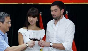 Bị chê đăng ký kết hôn 'bất thường' để 'làm màu', Hà Anh phản pháo