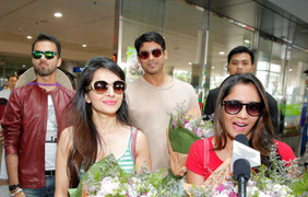 Dàn sao 'Cô dâu 8 tuổi' trẻ trung, tay cầm nón lá khi đến Việt Nam