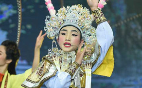 Thử sức với tuồng cổ, chị gái Hồ Văn Cường nhận 'cơn mưa lời khen'