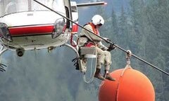Thót tim cảnh kiểm tra đường dây điện cao thế bằng trực thăng
