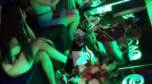 Dàn tiếp viên mặc bikini ưỡn ẹo ngồi hát karaoke trên người khách