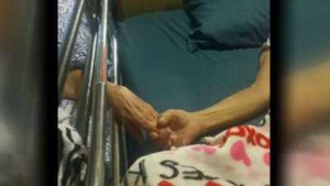 Đôi vợ chồng già nắm tay nhau qua đời sau 58 năm hạnh phúc